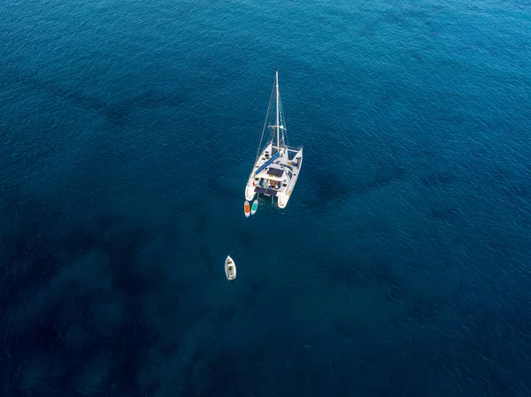 Vista Aérea Catamarán Que Cruza Las Aguas Del Océano Cerca — Foto de Stock