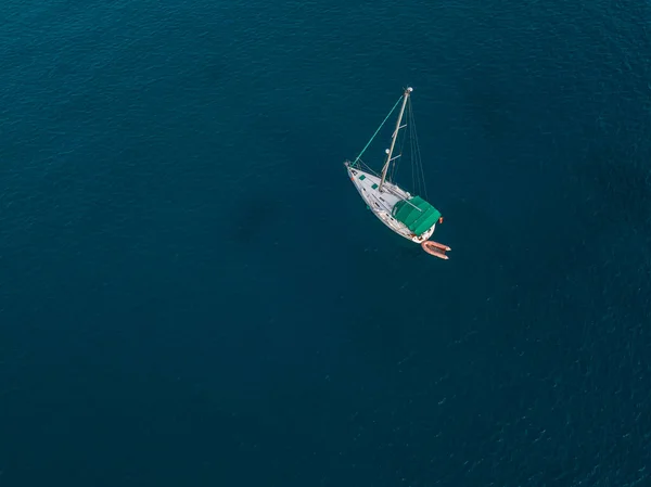 Вид Воздуха Лодку Пришвартованную Атлантическом Океане Рядом Неровными Берегами Пляжами — стоковое фото
