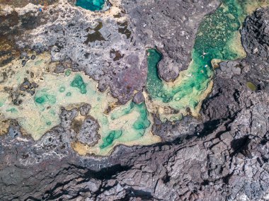 Los Charcones 'un havadan görünüşü gizli bir Lanzarote mücevheri. Atlantik Okyanusu 'nu kapatan lav toprağı üzerinde büyüleyici bir doğal sonsuzluk havuzu. Banyo. Yüzme. Kanarya Adaları, İspanya