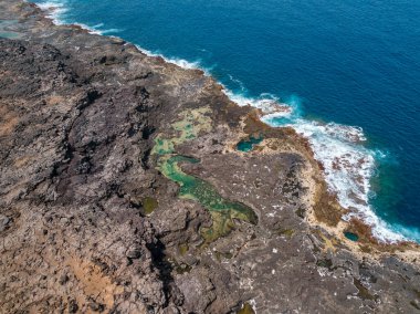 Los Charcones 'un havadan görünüşü gizli bir Lanzarote mücevheri. Atlantik Okyanusu 'nu kapatan lav toprağı üzerinde büyüleyici bir doğal sonsuzluk havuzu. Banyo. Yüzme. Kanarya Adaları, İspanya