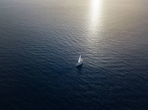 海上を航行する帆船の空中ビュー セーリングを設定し 冒険に旅行して新しい目的地を発見 — ストック写真