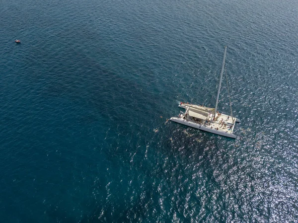 Luchtfoto Van Een Catamaran Met Persoon Aan Boord Zee Zwemmen — Stockfoto