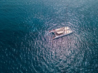 İspanya 'nın Kanarya adası, Lanzarote adasının kıyılarında yüzen katamaranın havadan görünüşü. Jet ski denizde gösteri yapıyor.
