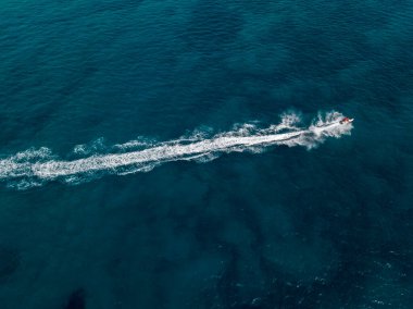 Son sürat giden bir jet ski 'nin hava görüntüsü. Eğlence ve tatiller, su sporu. Deniz ve dalgalar