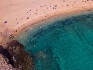 Lanzarote, İspanya ve Kanarya 'nın sivri kıyılarının havadan görünüşü. Yollar ve toprak yollar. Adayı keşfetmek için yürüyüş rotaları. Kumsalda yüzüyor. Atlantik Okyanusu. Papagayo