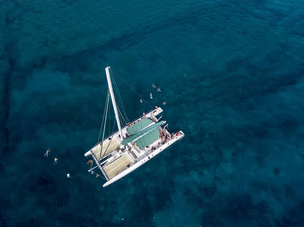 Légi Kilátás Katamarán Emberekkel Fedélzeten Tengerben Úszás Partjainál Sziget Lanzarote — Stock Fotó