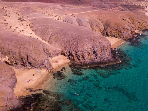 ランサローテ島 スペイン カナリアのギザギザの海岸やビーチの空中ビュー 道路や未舗装の道 島を探索するためのウォーキングルート ビーチでお風呂 大西洋 パパイヤヨ — ストック写真