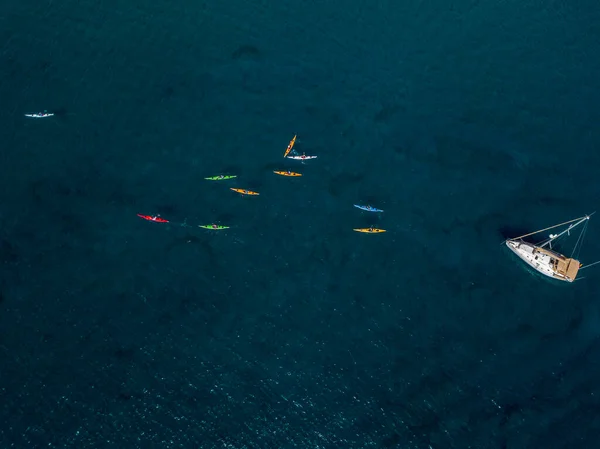 Вид Воздуха Каноэ Плывущие Вблизи Суровых Береговых Линий Пляжей Лансароте — стоковое фото