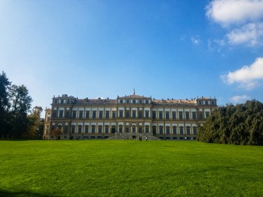Villa Reale, Monza, İtalya. 10-17-2020. Monza Kraliyet Konağı, bahçeler ve Monza Parkı. Saray, neoklasik bina, ağaçlar sokaklar ve insanlar 