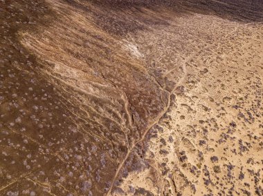 Lanzarote, Kanarya adasındaki La Graciosa Adası 'ndaki Bermeja Dağı' ndaki bir yürüyüş rotasının havadan görüntüsü. İspanya. Çöl ve kum.