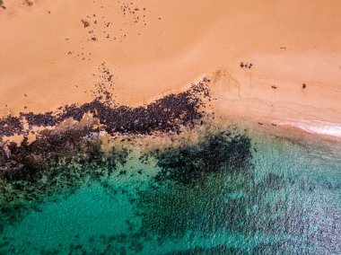 La Graciosa adasının sivri kıyılarının ve plajlarının havadan görünüşü. Las Conchas plajında yüzüyor. Ana takımada adası Chinijo, Lanzarote 'un bir mil kuzeybatısında. Kanarya adası. İspanya. Okyanus manzarası ve kumsal 