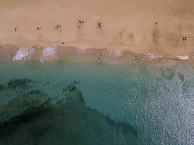 La Graciosa adasının sivri kıyılarının ve plajlarının havadan görünüşü. Las Conchas plajında yüzüyor. Ana takımada adası Chinijo, Lanzarote 'un bir mil kuzeybatısında. Kanarya adası. İspanya. Okyanus manzarası ve kumsal 