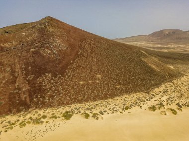 Playa de las Conchas ve Bermeja Dağı 'nın Lanzarote, Kanarya Adası' ndaki La Graciosa adasının havadan görünüşü. İspanya. Okyanus manzarası ve kumsal 
