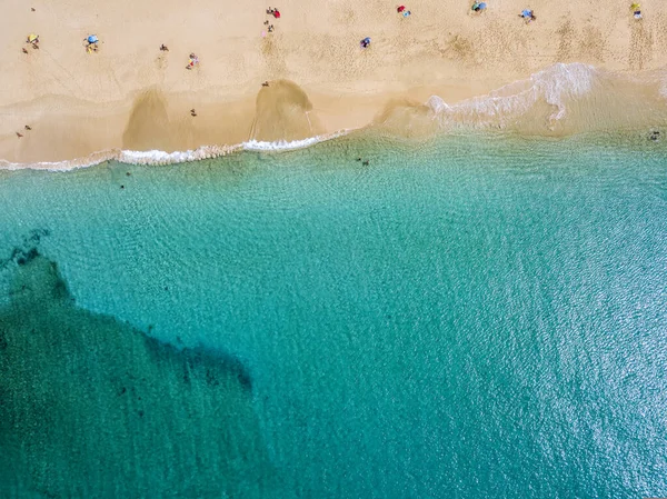 La Graciosa adasının sivri kıyılarının ve plajlarının havadan görünüşü. Las Conchas plajında yüzüyor. Ana takımada adası Chinijo, Lanzarote 'un bir mil kuzeybatısında. Kanarya adası. İspanya. Okyanus manzarası ve kumsal 