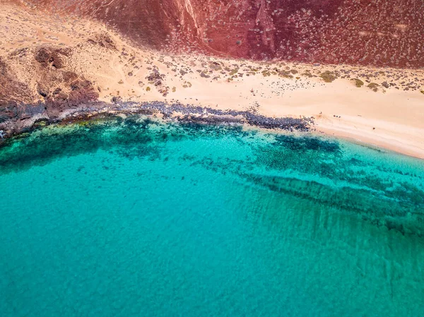 グラシオーサ島のギザギザの海岸とビーチの空中ビュー コンカのビーチにあるバスルーム ランサローテ島の北西1マイル にある島 知念島 カナリア島だ スペインだ 海の景色と砂浜 — ストック写真