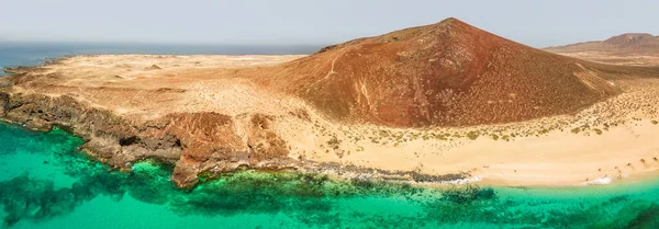 มมองทางอากาศของ Playa Las Conchas และภ เขา Bermeja เกาะ Graciosa Lanzarote — ภาพถ่ายสต็อก