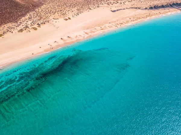 グラシオーサ島のギザギザの海岸とビーチの空中ビュー コンカのビーチにあるバスルーム ランサローテ島の北西1マイル にある島 知念島 カナリア島だ スペインだ 海の景色と砂浜 — ストック写真