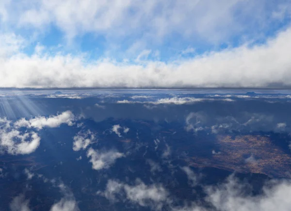 공중에서 내려다볼 수있었다 전경을 구름과 가로지르는 — 스톡 사진