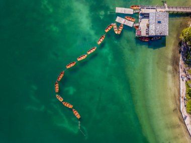Pragser Wildsee, İtalya 'nın güneyindeki Prags Dolomites bölgesinde yer alan bir göldür. Sıraya dizilmiş kayıkların görüntüsü