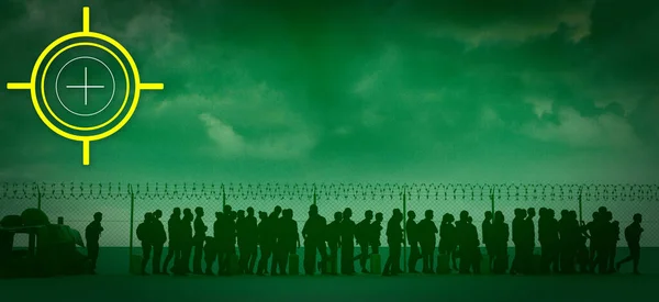 난민들과 이주민들이 새로운 있습니다 이민자들의 행렬이 근처에 있습니다 펜스랑 철조망이요 — 스톡 사진