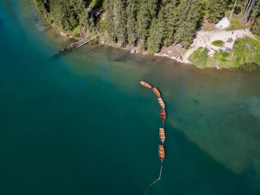 Pragser Wildsee, İtalya 'nın güneyindeki Prags Dolomites bölgesinde yer alan bir göldür. Sıraya dizilmiş kayıkların görüntüsü. 