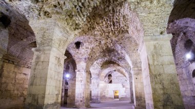 Diocletian Sarayı, Split yeraltı şehri. Hırvatistan. Şehrin altındaki duvarlar, sütunlar ve kemerler şehrin tarihi merkezindeki Roma medeniyetinin kalıntılarını taşıyor. İmparator Diocletian tarafından inşa edilen mimari kompleksi