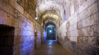 Diocletian Sarayı, Split yeraltı şehri. Hırvatistan. Şehrin altındaki duvarlar, sütunlar ve kemerler şehrin tarihi merkezindeki Roma medeniyetinin kalıntılarını taşıyor. İmparator Diocletian tarafından inşa edilen mimari kompleksi