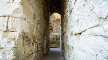 Diocletian Sarayı, Split yeraltı şehri. Hırvatistan. Şehrin altındaki duvarlar, sütunlar ve kemerler şehrin tarihi merkezindeki Roma medeniyetinin kalıntılarını taşıyor. İmparator Diocletian tarafından inşa edilen mimari kompleksi