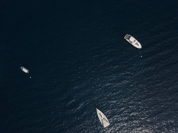 Вид Воздуха Лодки Яхты Пришвартованные Побережья Черногории Глубокое Синее Адриатическое — стоковое фото