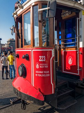Istikal Caddesi 'ndeki tipik tarihi tramvay, İstanbul' un göbeğindeki Taksim Meydanı 'ndan kalkıyor. 06-22-2019
