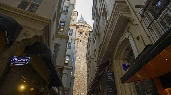 ガラタ塔 Galata Tower Galata Kulesi トルコのイスタンブールのガラタ カラキー地区にある中世の石造りの塔で 黄金の角とボスポラス橋の交差点のすぐ北にある 通りからの眺め 2019 — ストック写真