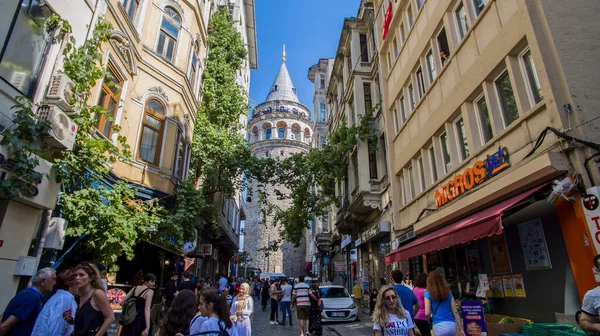 Galata Kulesi (İngilizce: Galata Kulesi, Türkçe: Galata Kulesi), İstanbul 'un Galata-Karaky semtinde, İstanbul Boğazı' nın hemen kuzeyinde bulunan bir ortaçağ taş kulesidir. Sokağın manzarası. 06-22-2019
