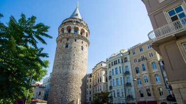 Galata Kulesi (İngilizce: Galata Kulesi, Türkçe: Galata Kulesi), İstanbul 'un Galata-Karaky semtinde, İstanbul Boğazı' nın hemen kuzeyinde bulunan bir ortaçağ taş kulesidir. Sokaktan bak.