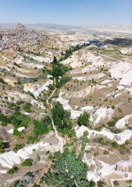 Türkiye 'nin Goreme kenti yakınlarındaki Uchisar Kalesi' nin hava manzarası. Binlerce çürük tarafından delinmiş kocaman bir tüy yumağı. Cappadocia 'da, Nevehir' de bir yerleşim yeri.