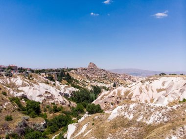 Türkiye 'nin Goreme kenti yakınlarındaki Uchisar Kalesi' nin hava manzarası. Binlerce çürük tarafından delinmiş kocaman bir tüy yumağı. Cappadocia 'da, Nevehir' de bir yerleşim yeri.