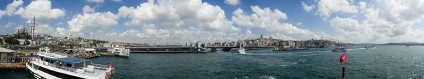 Panoramic View Istanbul Skyline Sailing Boat Bosphorus Mosques Historic Buildings — Stock Fotó