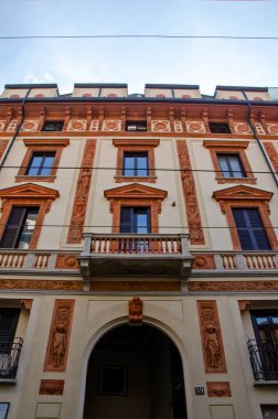 Eski Milan tarzı bir binanın dış görünüşünün ayrıntıları. Bramante yoluyla. Çin Mahallesi. İtalya. Röntgenler, frizler ve levrek kabartmaları.