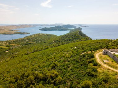 Fort Grpascak 'tan hava manzarası, Hırvatistan' ın Zadar kentinin önündeki Dugi Otok adasındaki kalenin panoramik manzarası