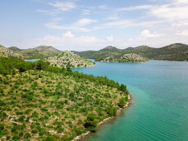Otoi Donji kolj, Otoi Gornji kolj 'un hava manzarası, Hırvatistan' ın Zadar kentinin önündeki Dugi Otok adasının panoramik manzarası