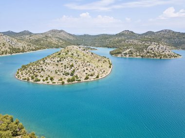 Otoi Donji kolj, Otoi Gornji kolj 'un hava manzarası, Hırvatistan' ın Zadar kentinin önündeki Dugi Otok adasının panoramik manzarası