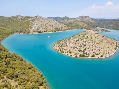 Otoi Donji kolj, Otoi Gornji kolj 'un hava manzarası, Hırvatistan' ın Zadar kentinin önündeki Dugi Otok adasının panoramik manzarası
