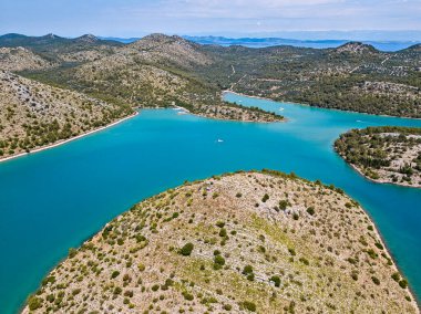 Otoi Donji kolj, Otoi Gornji kolj 'un hava manzarası, Hırvatistan' ın Zadar kentinin önündeki Dugi Otok adasının panoramik manzarası