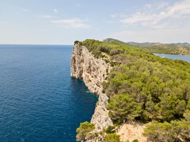 Hırvatistan 'ın Zadar kentinin önündeki Dugi Otok adası, deniz manzaralı bir kıyı şeridi, uçurum manzarası. Tatil ve turizm