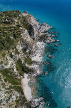 Capo Vaticano 'nun havadan görünüşü, Calabria, İtalya. Deniz feneri ve promontuar. Denize bakan kayalar. Praia I Focu plajı ve Ficara plajı. Tekneler, banyolar ve kristal berrak deniz. Costa degli Dei