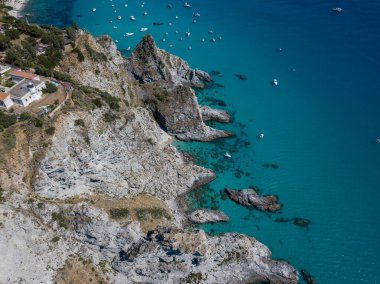 Capo Vaticano 'nun havadan görünüşü, Calabria, İtalya. Deniz feneri ve promontuar. Denize bakan kayalar. Praia I Focu plajı ve Ficara plajı. Tekneler, banyolar ve kristal berrak deniz. Costa degli Dei