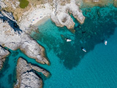 Capo Vaticano 'nun havadan görünüşü, Calabria, İtalya. Deniz feneri ve promontuar. Denize bakan kayalar. Praia I Focu plajı ve Ficara plajı. Tekneler, banyolar ve kristal berrak deniz. Costa degli Dei