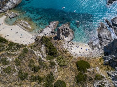 Capo Vaticano 'nun havadan görünüşü, Calabria, İtalya. Deniz feneri ve promontuar. Denize bakan kayalar. Praia I Focu plajı ve Ficara plajı. Tekneler, banyolar ve kristal berrak deniz. Costa degli Dei