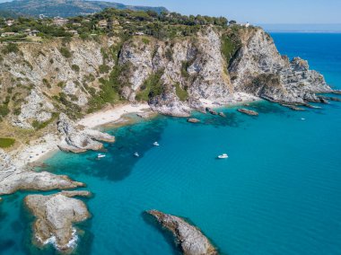 Capo Vaticano 'nun havadan görünüşü, Calabria, İtalya. Deniz feneri ve promontuar. Denize bakan kayalar. Praia I Focu plajı ve Ficara plajı. Tekneler, banyolar ve kristal berrak deniz. Costa degli Dei