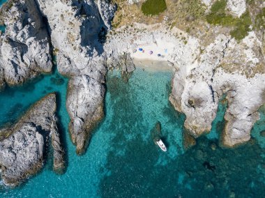 Capo Vaticano 'nun havadan görünüşü, Calabria, İtalya. Deniz feneri ve promontuar. Denize bakan kayalar. Praia I Focu plajı ve Ficara plajı. Tekneler, banyolar ve kristal berrak deniz. Costa degli Dei