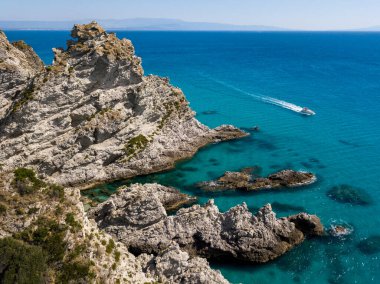Şeffaf bir denizde yüzen demirli teknelerin havadan görüntüsü. Tüplü dalış ve yaz tatili. Capo Vaticano, Calabria, İtalya. Promontory.